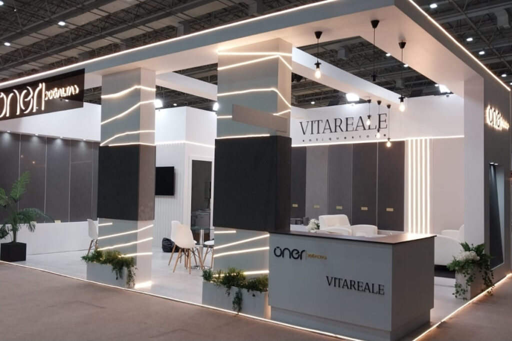 Kreatives Standdesign mit beleuchteten Markenbotschaften