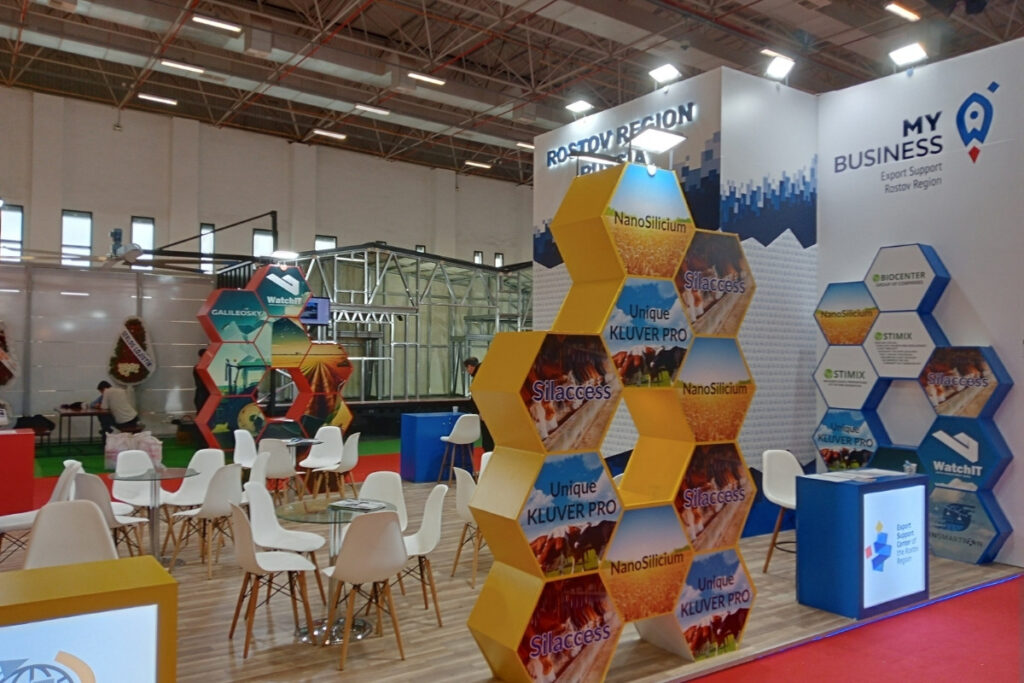 Messestand mit Produktpräsentation und Grafikflächen